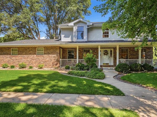 729 Brookview Square, Dubuque, IA 52003