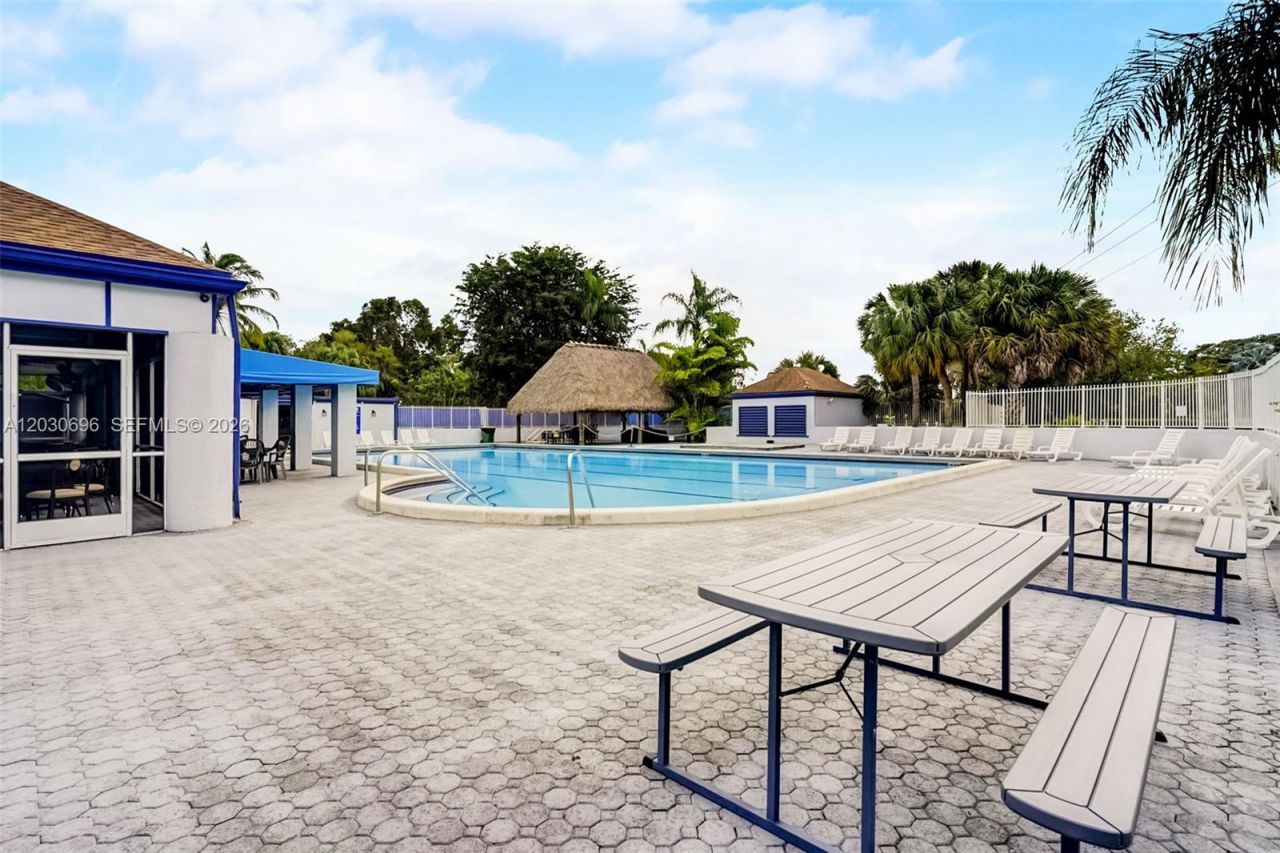 889 Hamilton Dr, Unit 889E, Homestead, FL 33034 Photo