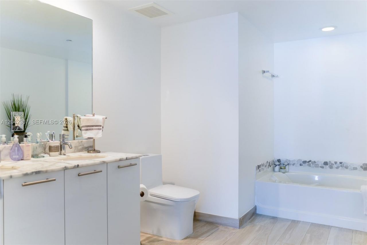 950 Brickell Bay Dr, Unit 3406, Miami, FL 33131 Photo