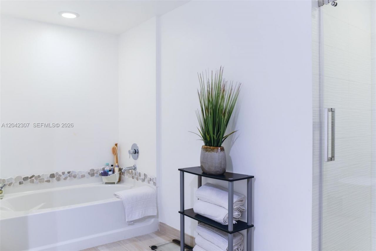 950 Brickell Bay Dr, Unit 3406, Miami, FL 33131 Photo