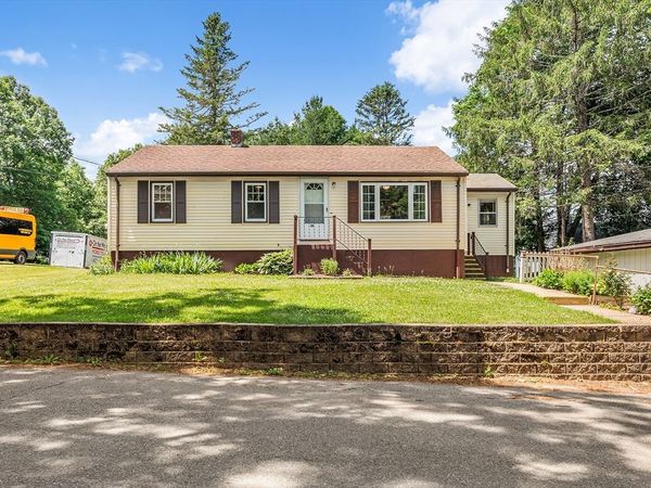 90 Towtaid St, Leicester, MA 01611