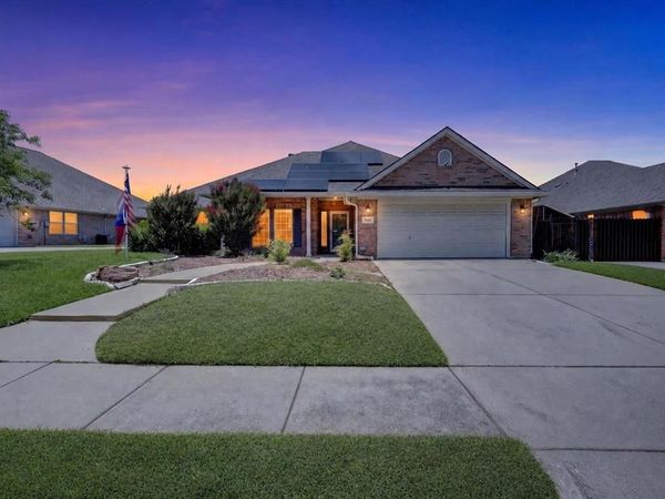930 Royal Oak Ln , Burleson, TX 76028