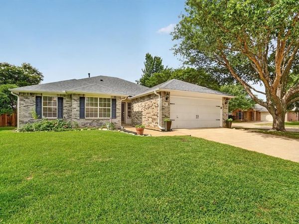 801 Pennsylvania Drive , Saginaw, TX 76131