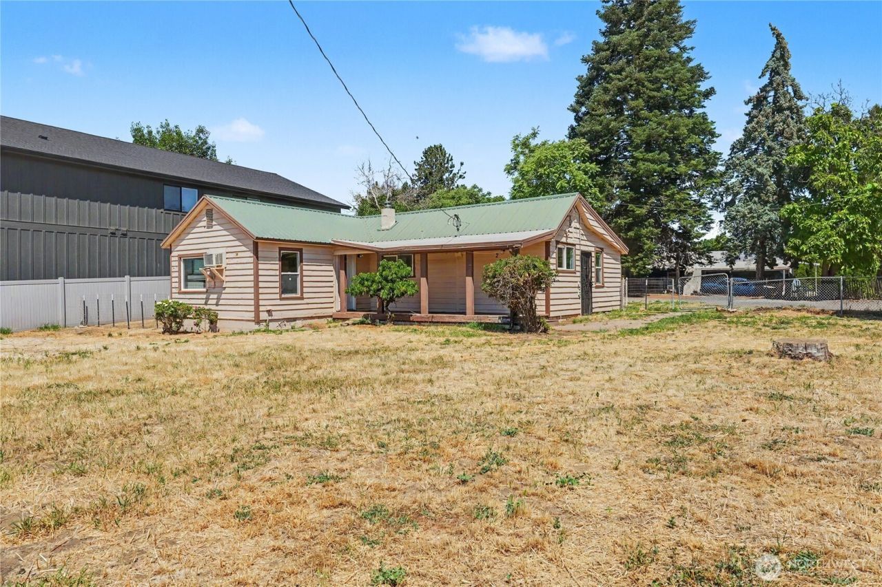 68 N Nevada Avenue, East Wenatchee, WA 98802 Main Photo