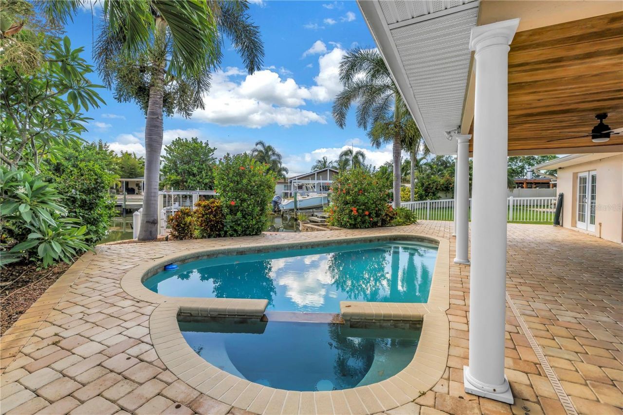1820 Tanglewood Drive Ne, Saint Petersburg, FL 33702 Photo