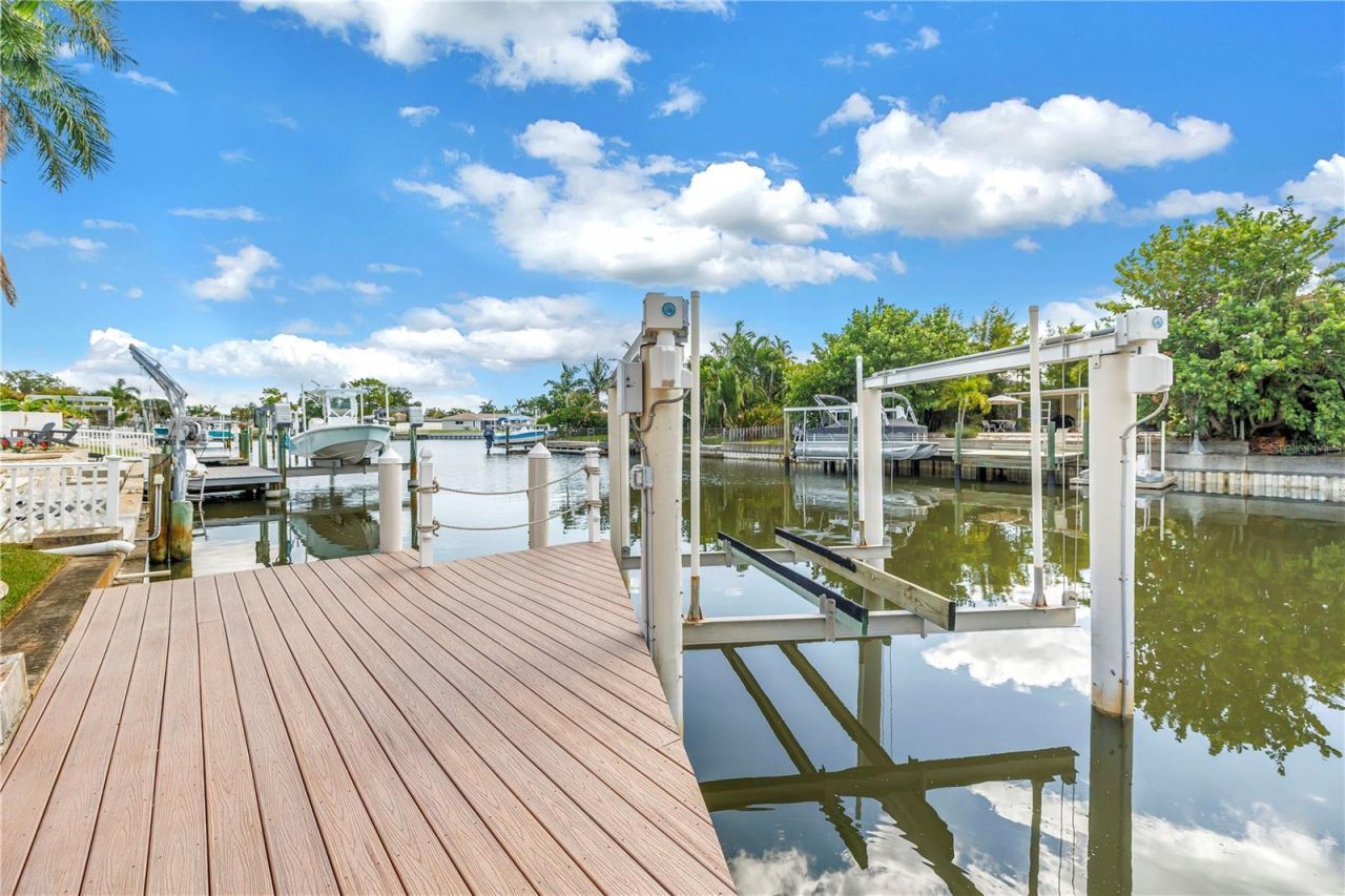 1820 Tanglewood Drive Ne, Saint Petersburg, FL 33702 Photo