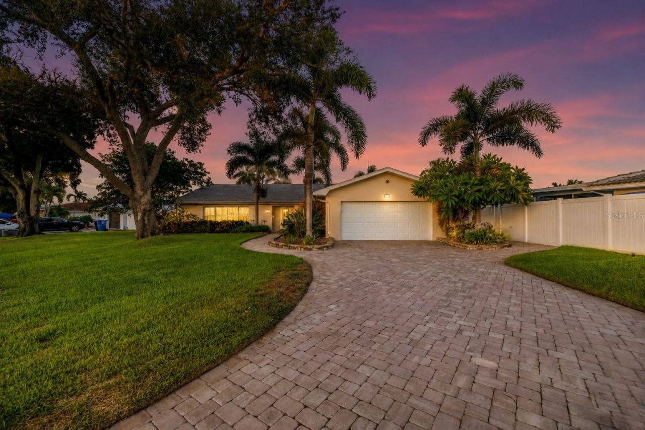 1820 Tanglewood Drive Ne, Saint Petersburg, FL 33702 Photo