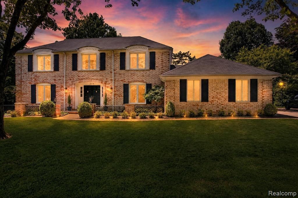 2574 Fox Chase Drive, Troy, MI 48098 Main Photo