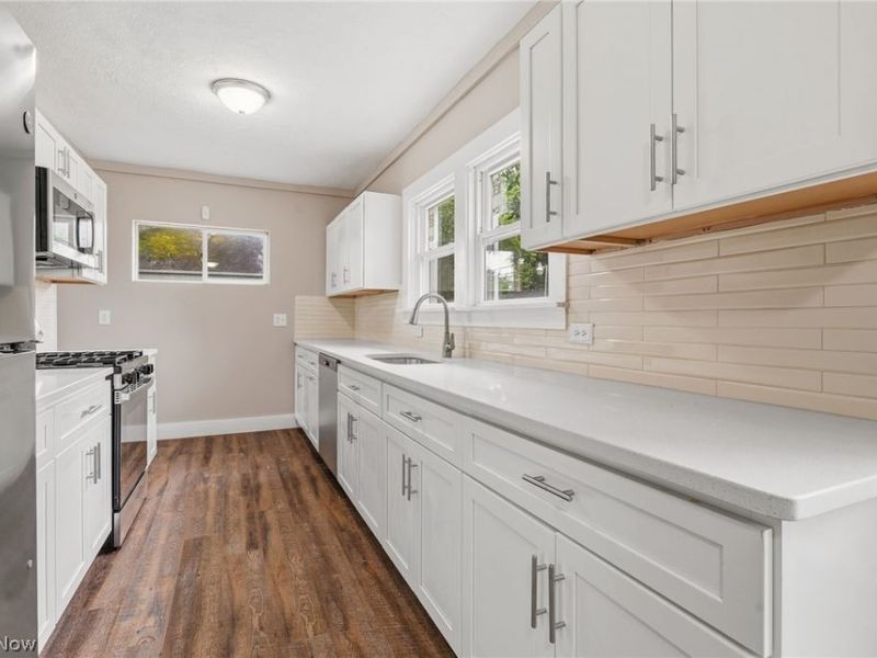 678 Essex Street, Akron, OH 44306 Photo 6