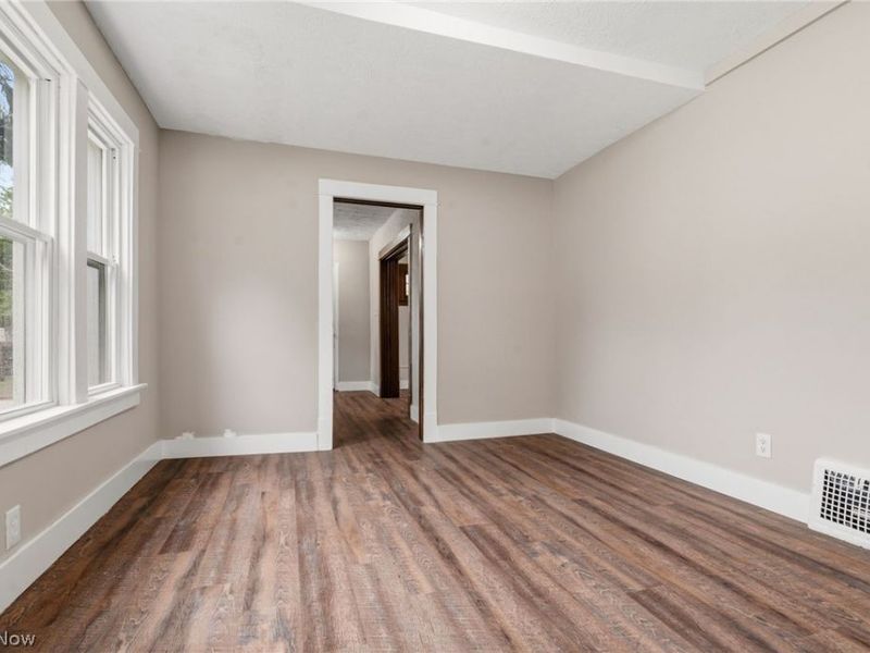 678 Essex Street, Akron, OH 44306 Photo 9