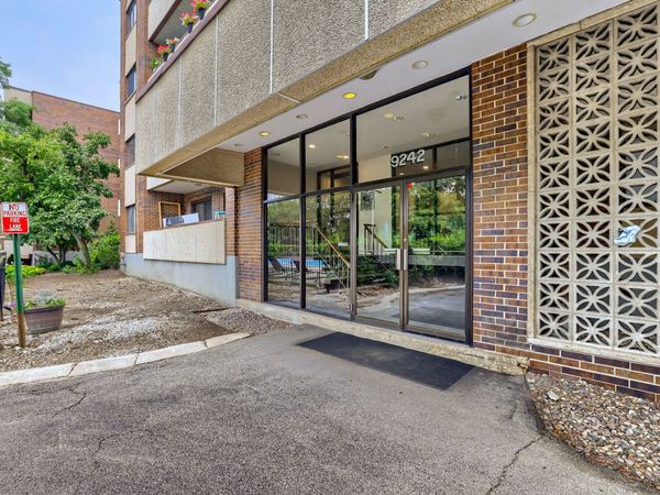 9242 Gross Point Road, Unit 107, Skokie, IL 60077