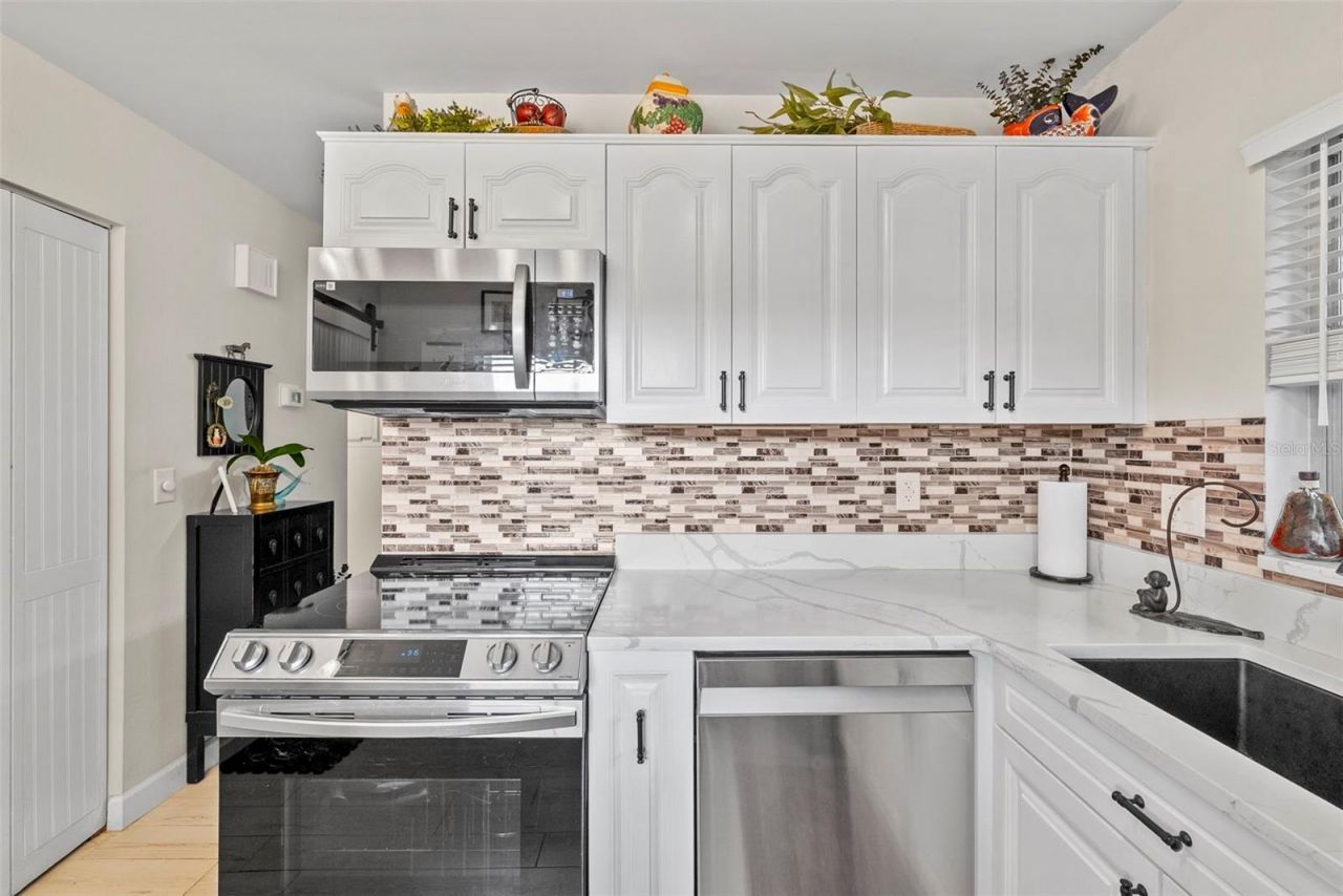 476 Santa Cruz Place Ne, Unit C, Saint Petersburg, FL 33703 Photo