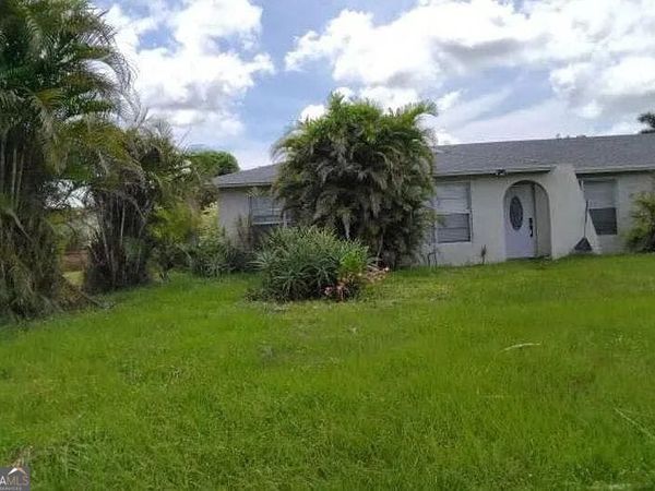 112 Swan Parkway E, Royal Palm Beach, FL 33411