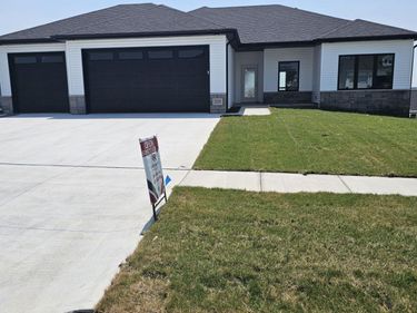 225 Kristi Lane, Hickman, NE 68372