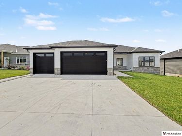 225 Kristi Lane, Hickman, NE 68372