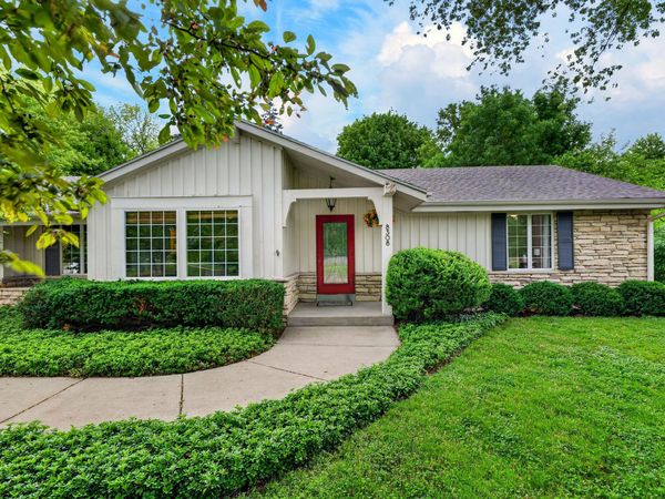 8308 N Indian Creek Pkwy, Fox Point, WI 53217