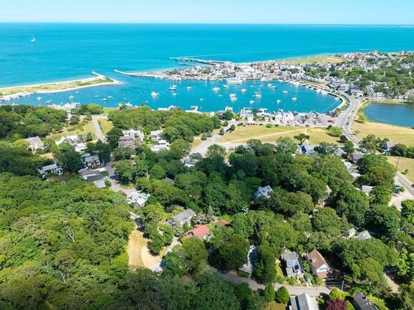 27 Laurel Avenue, Oak Bluffs, MA 02557