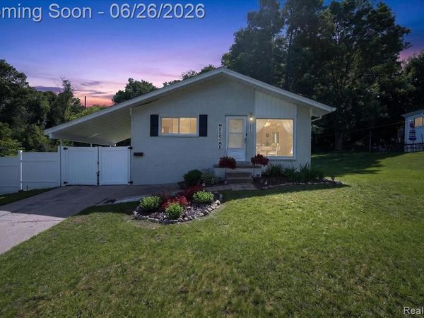 852 Manor Drive, Milford Vlg, MI 48381