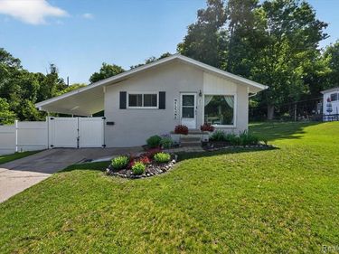852 Manor Drive, Milford Vlg, MI 48381