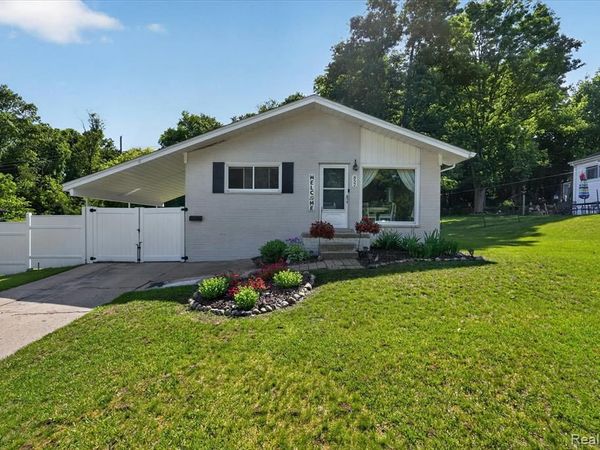 852 Manor Drive, Milford Vlg, MI 48381