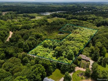 00 Brighton , Howell, MI 48843