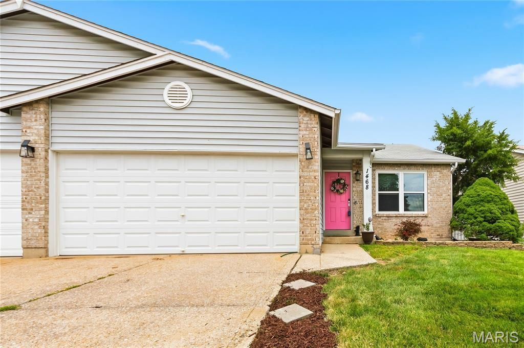 1468 Surrey Lane, Saint Peters, MO 63304 Main Photo