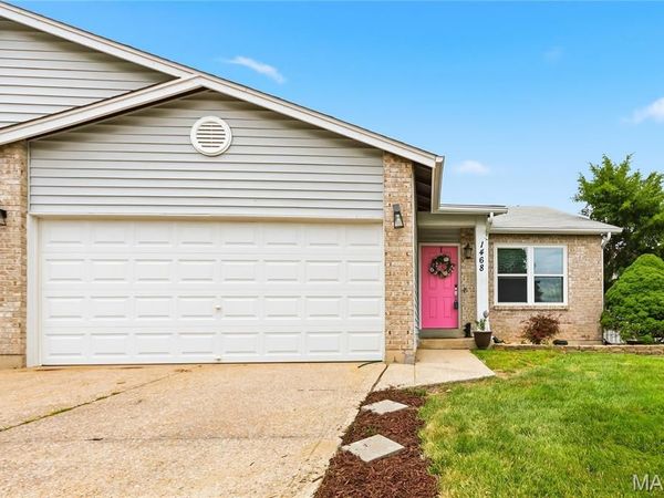 1468 Surrey Lane, St Peters, MO 63304