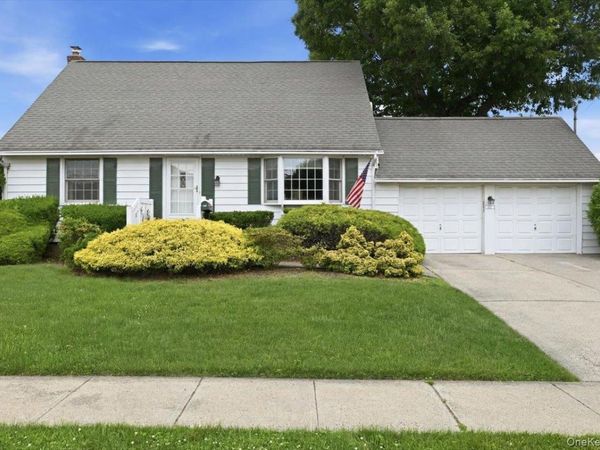 207 Sullivan Avenue , Farmingdale, NY 11735