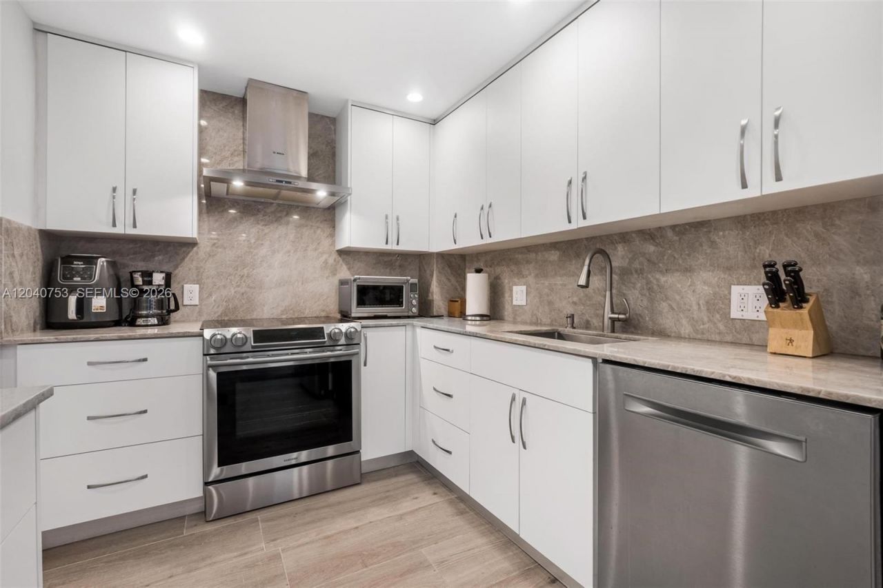 90 Edgewater Dr , Unit PH03, Coral Gables, FL 33133 Photo