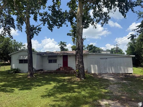 1825 E Pierce ST, Luling, TX 78648