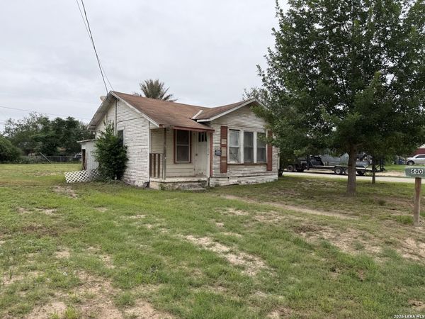 600 CROUCH AVE, Devine, TX 78016