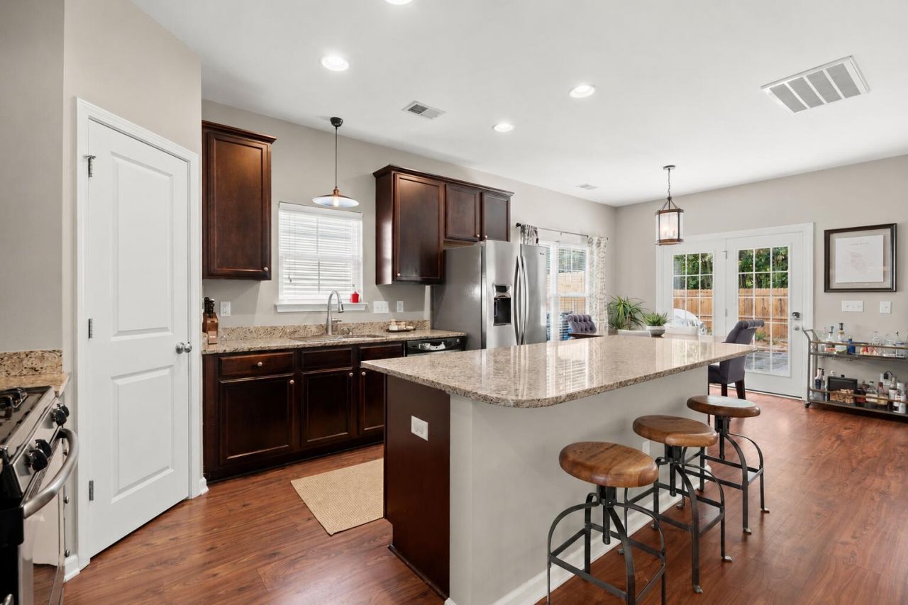 1752 Towne Street Photo 10