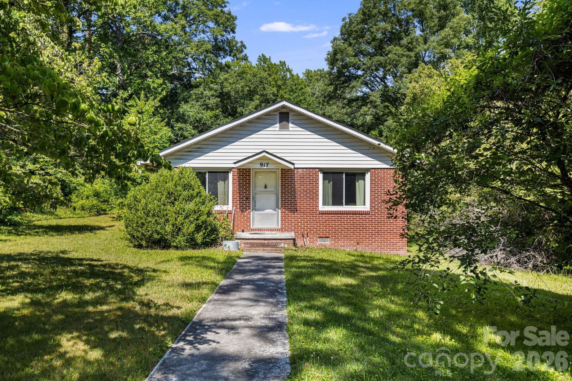 917 Fassifern Court, Hendersonville, NC 28791 Main Photo