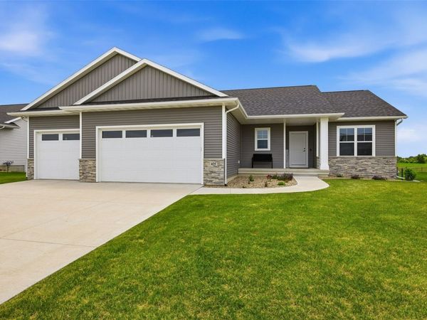425 Dutch Drive, Robins, IA 52328