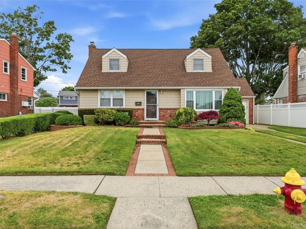 324 Coleridge Street , Levittown, NY 11756