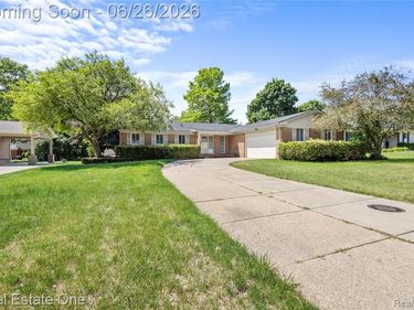 1949 Pelican Court, Troy, MI 48084