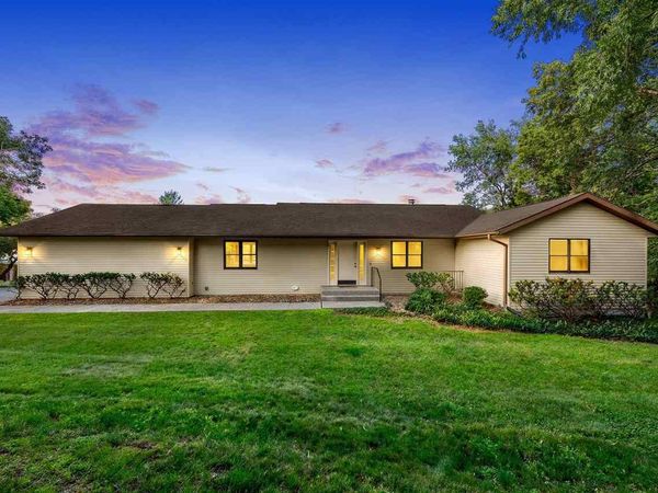 37 Lakeview Knl NE, Iowa City, IA 52240