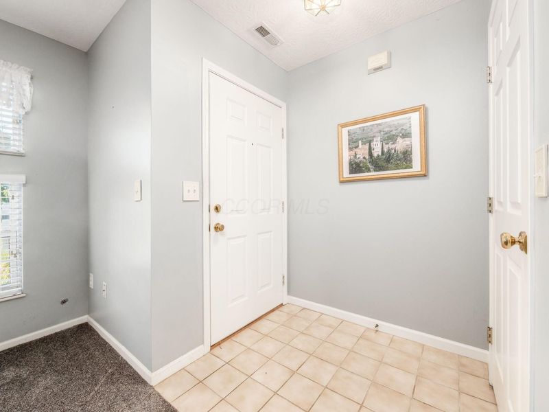 8371 Greyhawk Circle, Columbus, OH 43240 Photo 4