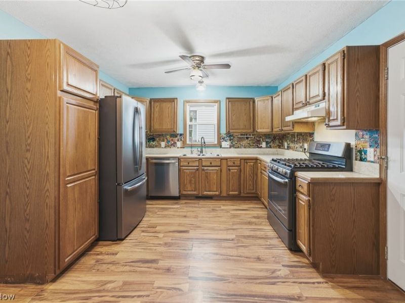 1094 Stratford Street, Barberton, OH 44203 Photo 14