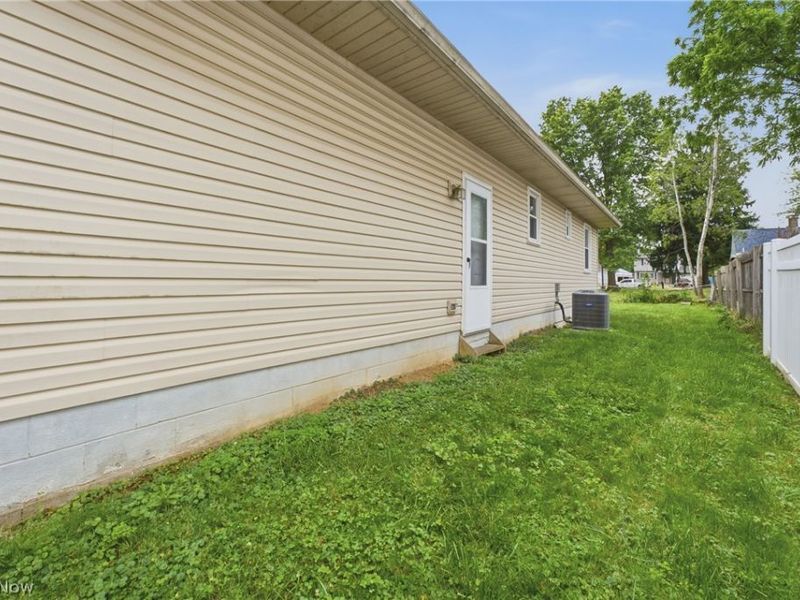 1094 Stratford Street, Barberton, OH 44203 Photo 5