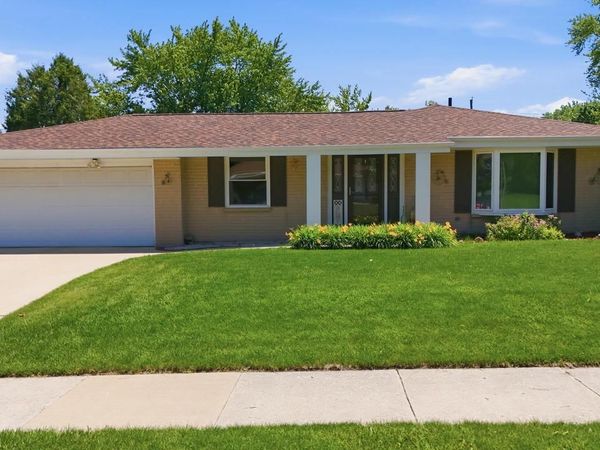 605 E Laverne DRIVE, Oak Creek, WI 53154