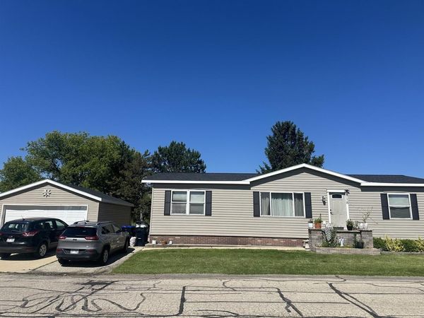 118 S Eastown Manor, Elkhorn, WI 53121