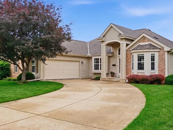 268 Lakeridge DRIVE, Oconomowoc, WI 53066