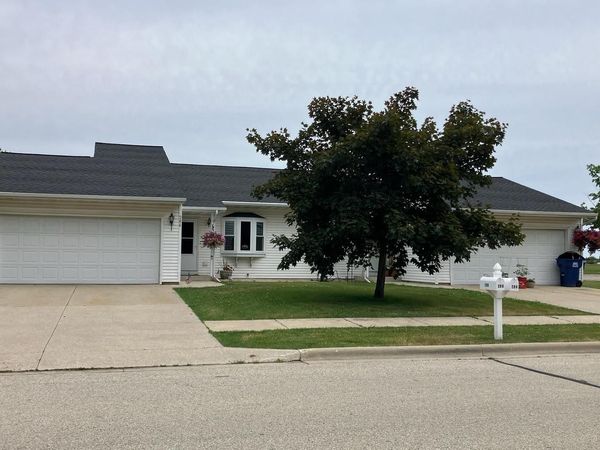 284 Martin DRIVE, Unit 286, Fredonia, WI 53021