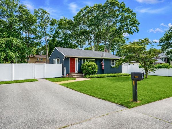 6 Malba Drive , Shirley, NY 11967