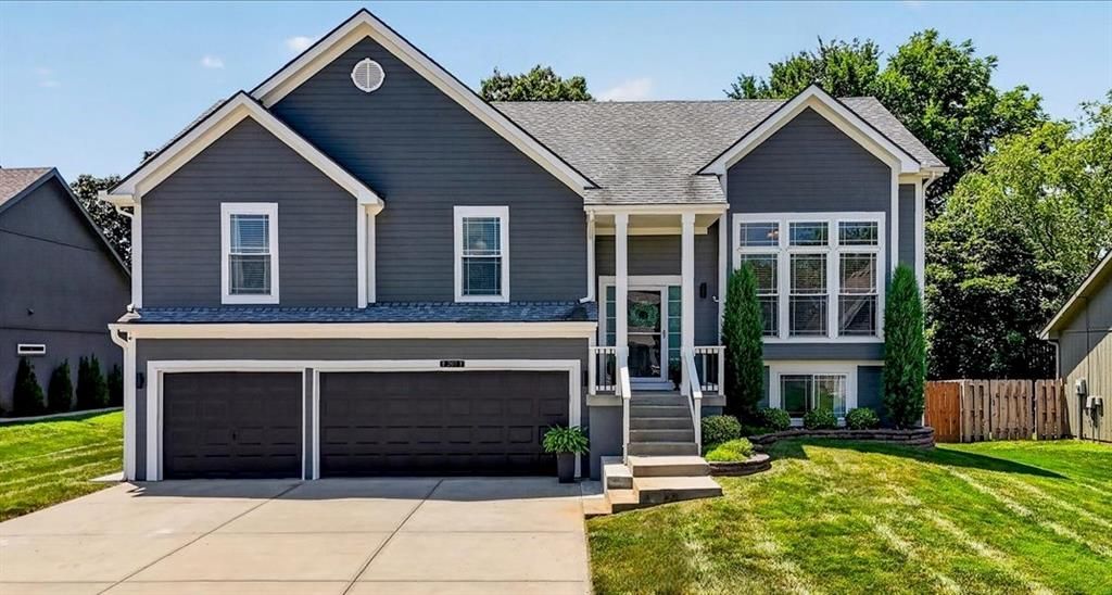 207 Carriage Court, Smithville, MO 64089 Main Photo