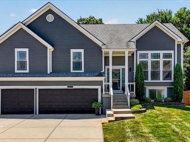 207 Carriage Court, Smithville, MO 64089