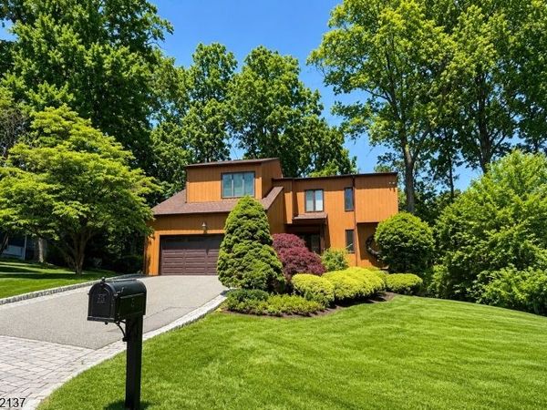 5 Craven Rd, Mountain Lakes, NJ 07046