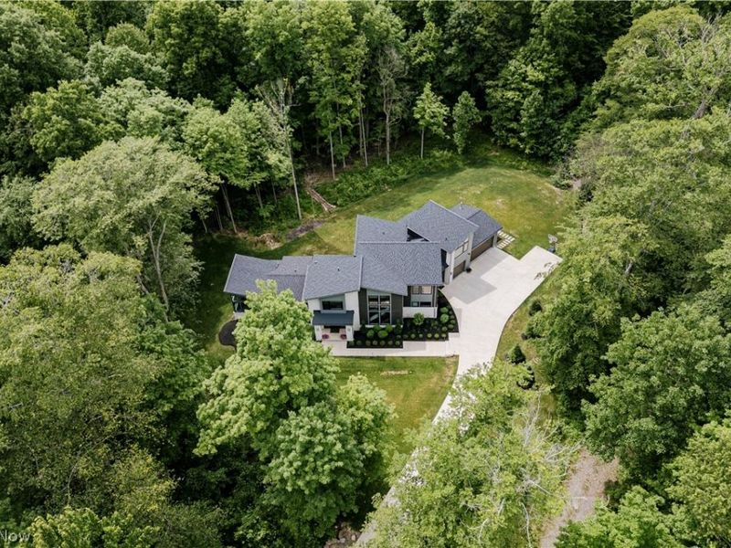8070 Tulip Lane, Chagrin Falls, OH 44023 Photo 2
