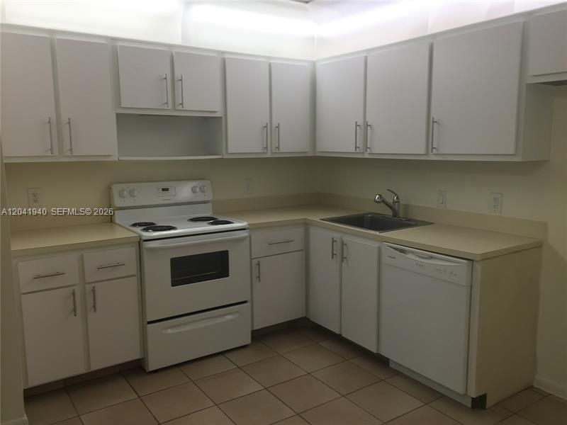 331 Ives Dairy Rd , Unit 331-10, Miami, FL 33179 Photo